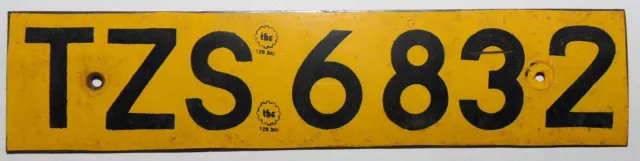 Altes  Nummernschild aus Afrika / Tanzania aus den 90er Jahren in schwarz /gelb.