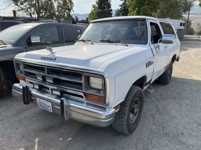 Driver Tail Light Sweptline With Bezel Fits 88-93 DODGE 150 PICKUP 909092