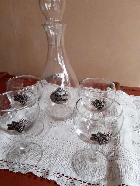 Carafe Et Verres À Vin Avec Déco En Étain.