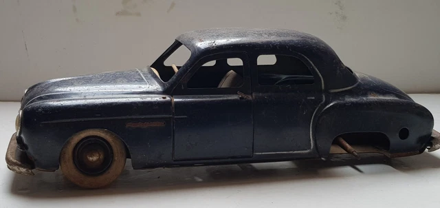 Scale model Renault Frégate from 1950s * All PYRENEES - France, Spain, Andorra