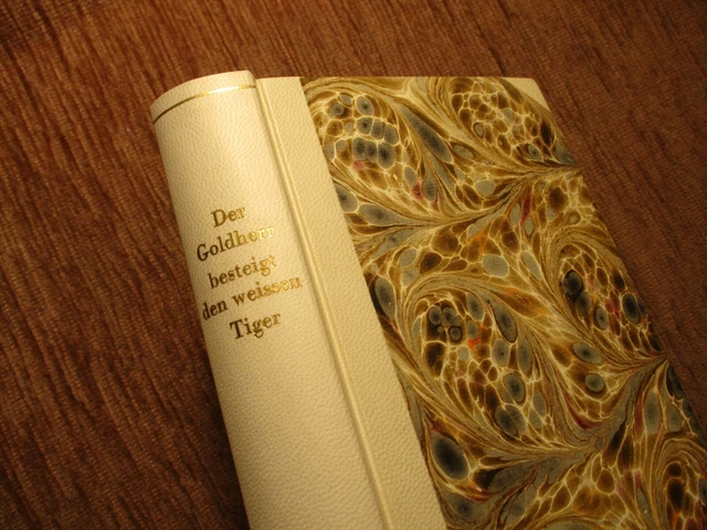 DER GOLDHERR Historischer Roman 1621 Erotik CHINA Schöner PERGAMENT HANDEINBAND