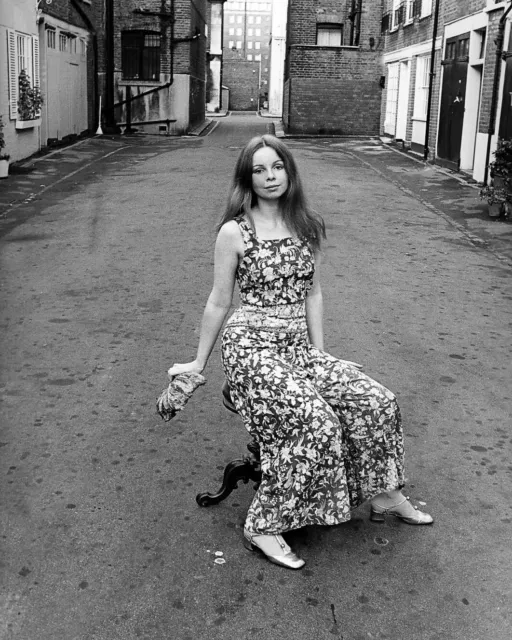 Lalla Ward Dr Who 10" x 8" Photograph no 102