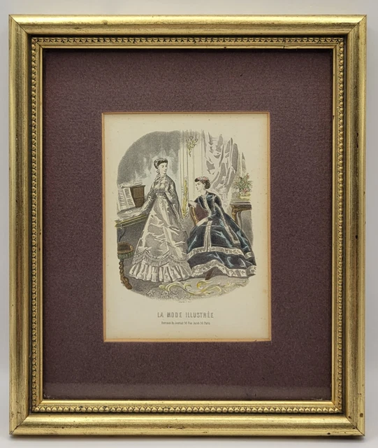 Cadre Ancien En Bois Doré Sous Verre – Gravure Mode Illustrée Couture, Début XXe
