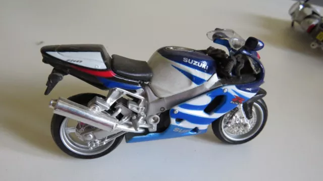 motos miniature marque SUZUKI, plusieurs modèles différents échelle 1/18 éme . 