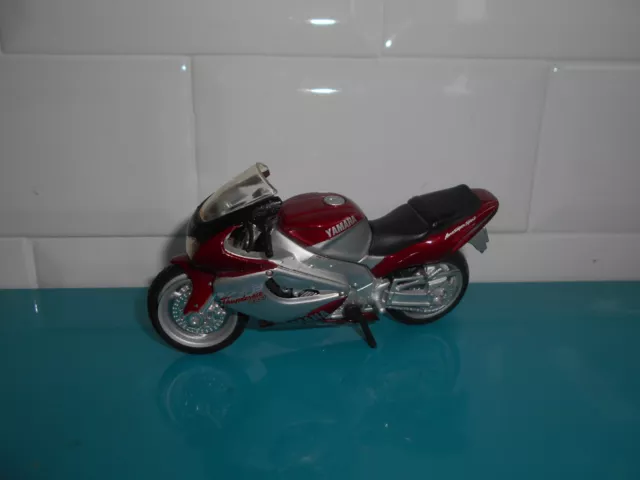 06.05.18.1 moto miniature Yamaha thunderace 1000 Maisto