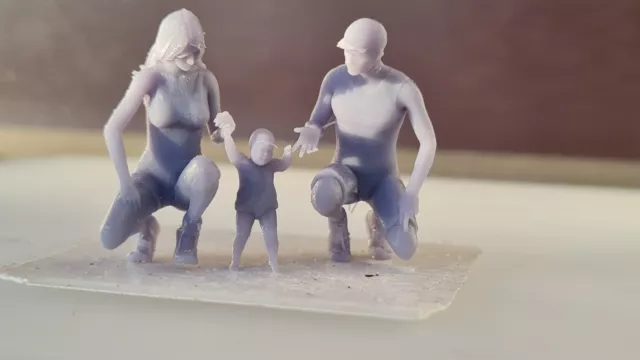 Figurine  couple avec enfant au 1/43 en résine 3D à peintre