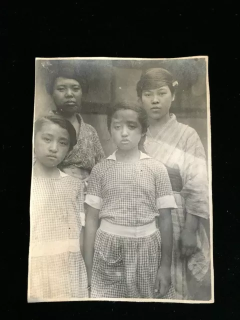 #7804 Japanese Vintage Post Card 1930s / woman kimono family photo