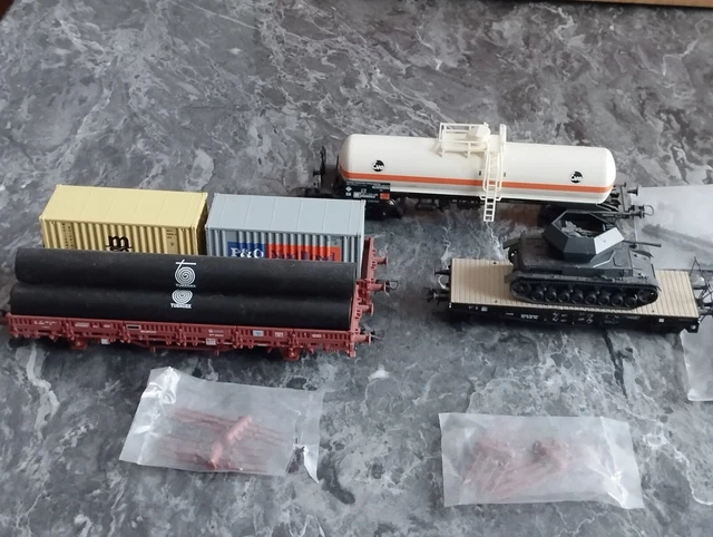 LOT DE 76 wagons de train HO 1:87 en majorité US / Américain - Bon état