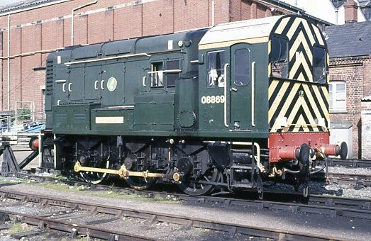 ORIGINAL COLOUR SLIDE of green 08869 BR class 08 diesel shunter loco £2 ...