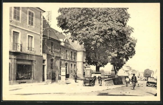 CPA Luzy, Mairie et Avenue de la Gare