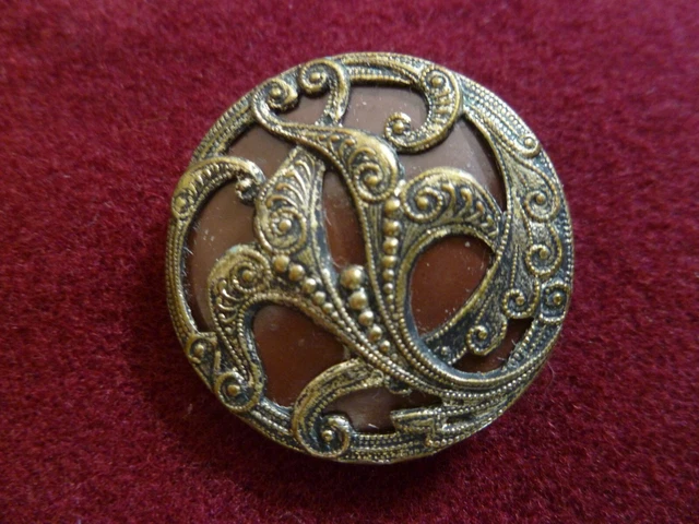 bouton ancien  Metal decor arabesques et fond marron 27 mm antique button