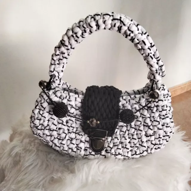 Bolso mujer hecho a mano , a ganchillo con Trapillo Bicolor Blanco-negro