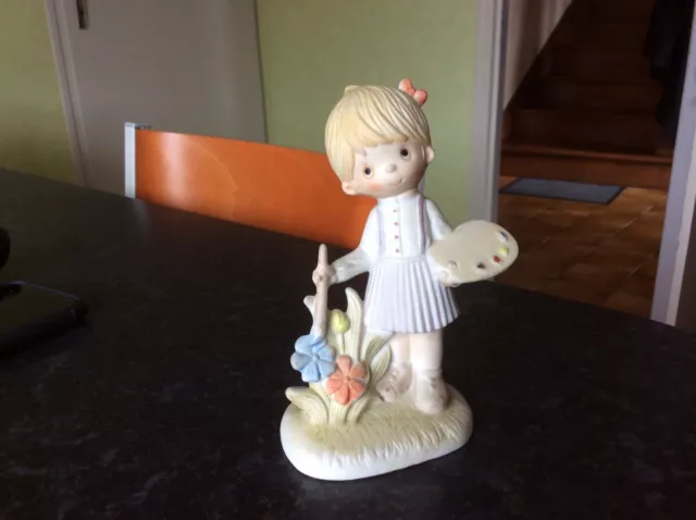 Jolie Statuette figurine fillette en porcelaine tenant une palette et 1 pinceau
