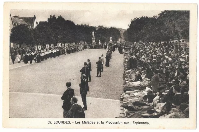 LOURDES 65 Les Malades et Procession sur Esplanade CPA animée écrite 1920-1930