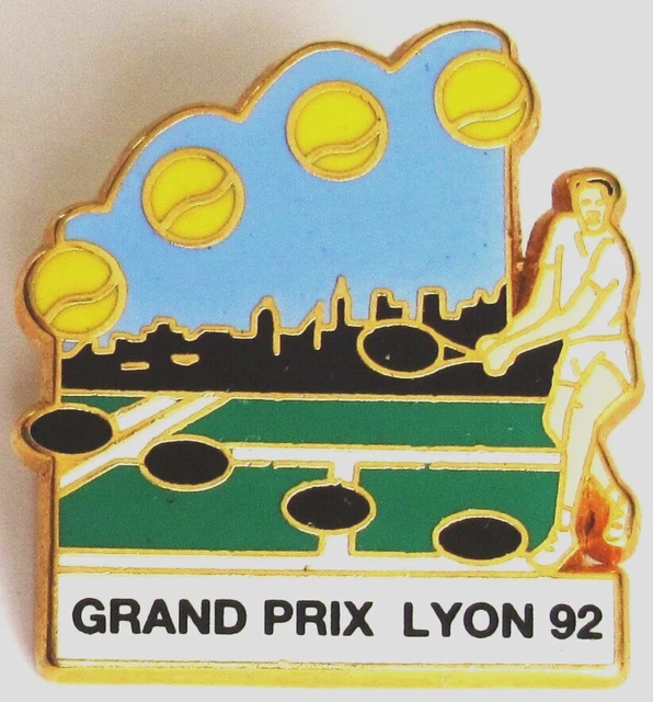 Pin's Football Coupe / Sport JO, Signé Arthus Bertrand Paris, Vintage, Très Bon état, N°2/7