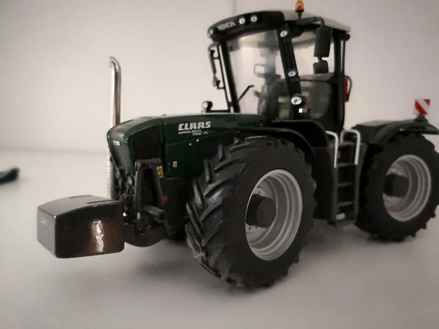 Universal Hobbies UH 4208 in 1:32, Claas Xerion 3800 Bollmer