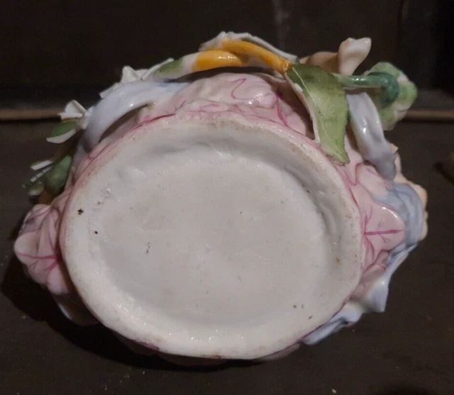 Un groupe en biscuit de porcelaine polychrome 5