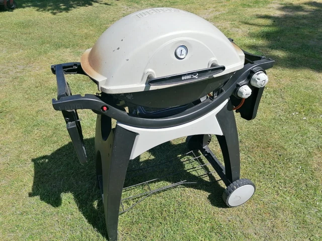 Weber Gas-Grill, gut erhalten mit Räder und Abdeckhaube