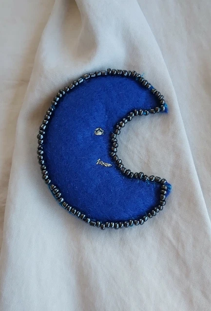 Broche fieltro. Hecho a mano. Felt brooch. Hand-crafted.