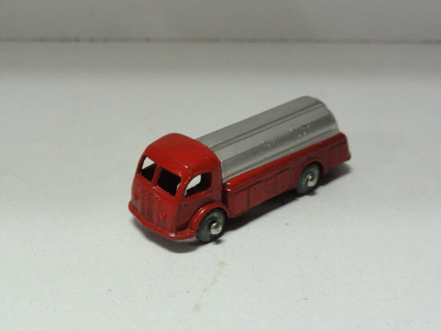 Camion citerne Panhard fabrication CIJ série micro