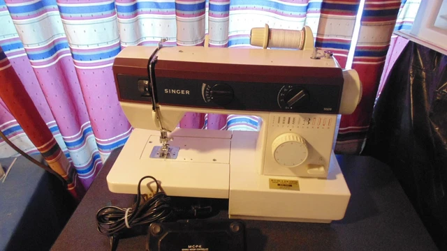 Máquina de coser vintage modelo 5528 con cable de alimentación de pedal de pie