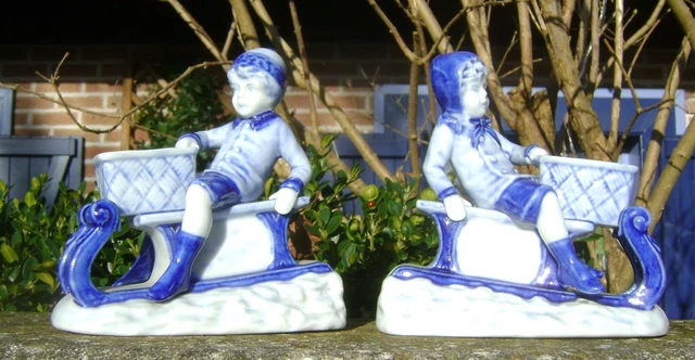 Paire De Sujets Anciens Enfant Sur Des Luges Objet Vitrine  Porcelaine N2689