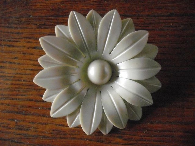 Broche Vintage Fleur Marguerite En Celluloïd Vert Pâle - Années 40-60, Origine Russie, Bon état