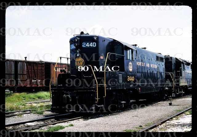 NORFOLK & WESTERN-NW EMD GP9 #2440. Brooklyn (IL). Original Slide 1965. NKP.