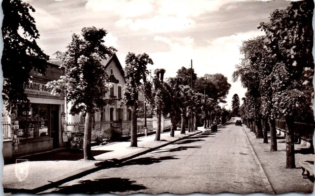 58 POUGUES LES EAUX - l'avenue de la gare.