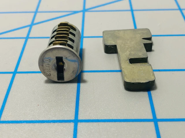 Diebold 31-018431 Undercounter Lock Core w Bolt No Keys