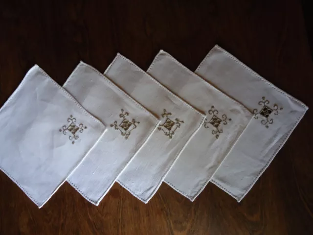 Gedeckter Tisch - Servietten 5 Stück - weiß mit Stickerei in braun an einer Ecke