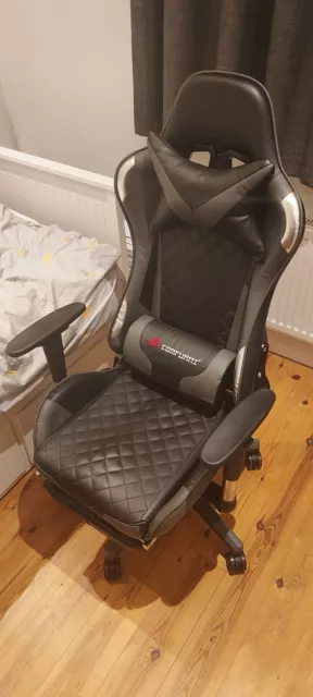 gaming chair with footrest