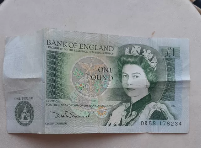 one pound note the Queen English Sir Issac Newton 1