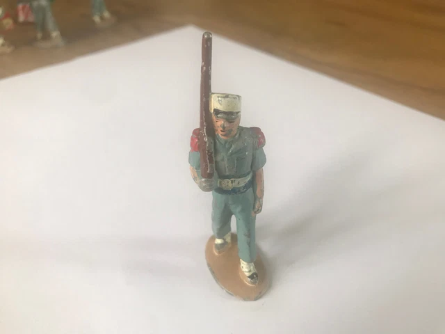 Quiralu /Tres Beau Soldat Fusil Epaule  De La Legion  Au Defile N1