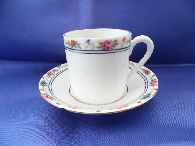 Tasse à café avec sa soucoupe en porcelaine de Limoges , forme litron