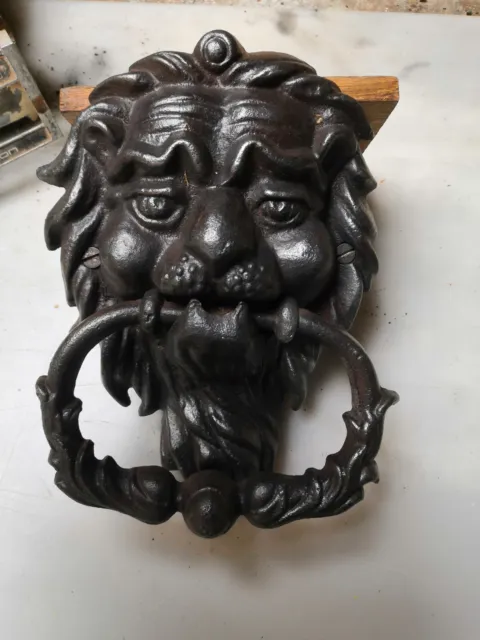 Ancien heurtoir marteau toc toc tête de lion en fonte restauration porte