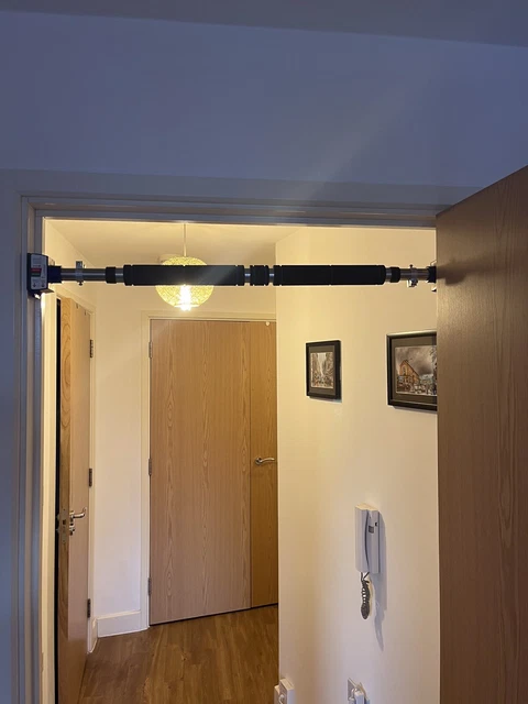Hakeno pull up top bar doorway