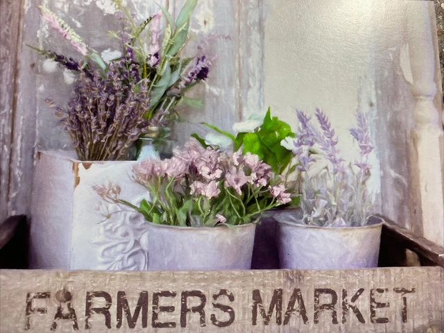 Árbol magro blanco país blanco tarjeta flores en una ventana caja de agricultores mercado