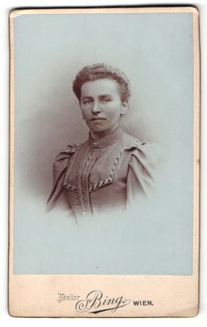 Fotografie Atelier Bing, Wien, Portrait Dame mit zurückgebundenem Haar