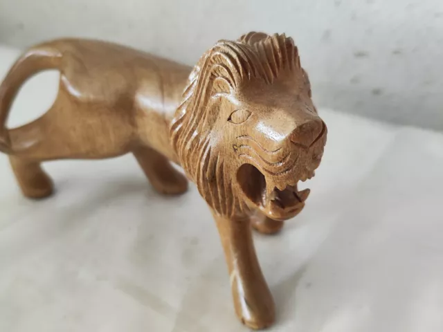 Aus einer Auflösung: tolle Holzfigur eines Löwen 2