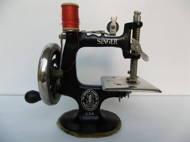 MACHINE A COUDRE MANUELLE D'enfant EN FONTE BRUNONIA CIRCA 1 MACHINE A COUDRE MANUELLE D'enfant EN FONTE BRUNONIA CIRCA 1