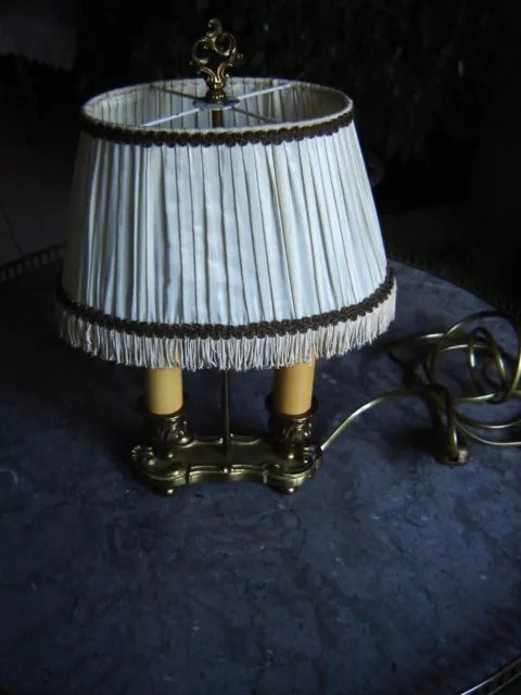 Petite lampe bouillotte ancienne de table, en bronze et laiton, abat-jour plissé