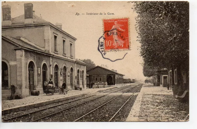 AY - Marne - CPA 51 - vue interieure de la gare - quais