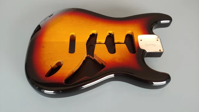 STRAT / St 2 Piece Aulne / Alder Body, Sss Route, 3 Tone Sunburst, 2010g
