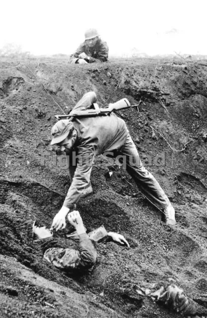 WW2 Picture Photo Iwo Jima US soldier discover Japanese pretending be dead 4573