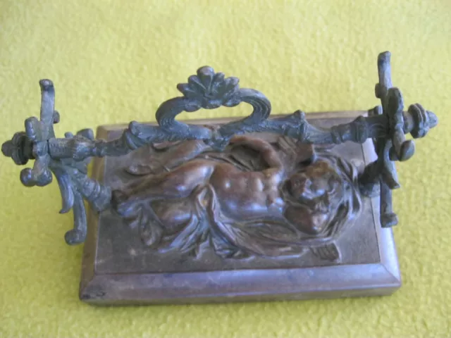 Ancien Porte Plumes Sur Fer Travaille/Plateau Bois De Fer Cupidon &Son Carquois