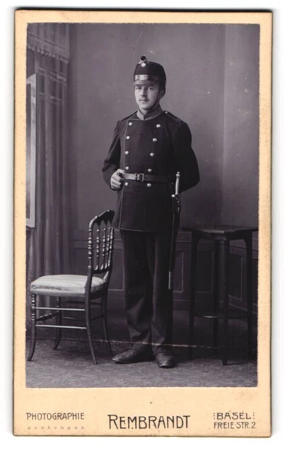 Fotografie Rembrandt, Basel, junger schweizer Soldat in Uniform Rgt. 2 mit Bajo