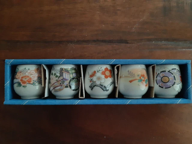 Sakebecher, Set aus fünf Stück mit verschiedenen Motiven in Originalverpackung