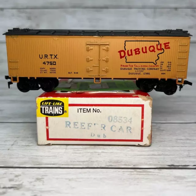 HO Scale LIFE-LIKE 8534 Reefer Box Car Dubuque Iowa URTX 4750 Model Train Used