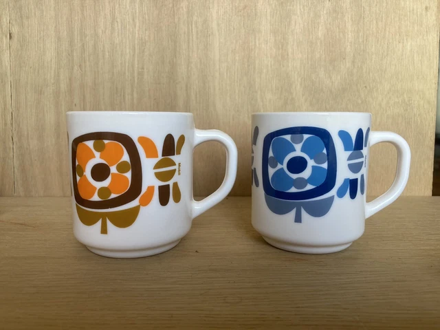 2 Mugs MOBIL publicitaire Arcopal motif Lotus 1972. 1 orange et 1 bleu.